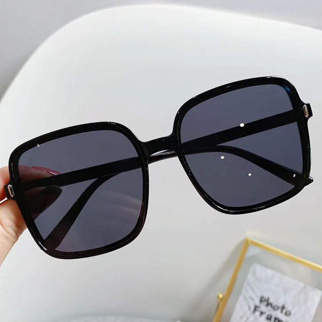 Schwarze übergroße Sonnenbrille, quadratische Gläser, modisches Accessoire, UV-Schutz.
