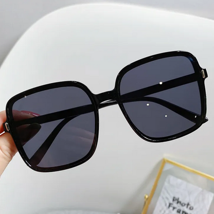 Schwarze übergroße Sonnenbrille, quadratische Gläser, modisches Accessoire, UV-Schutz.