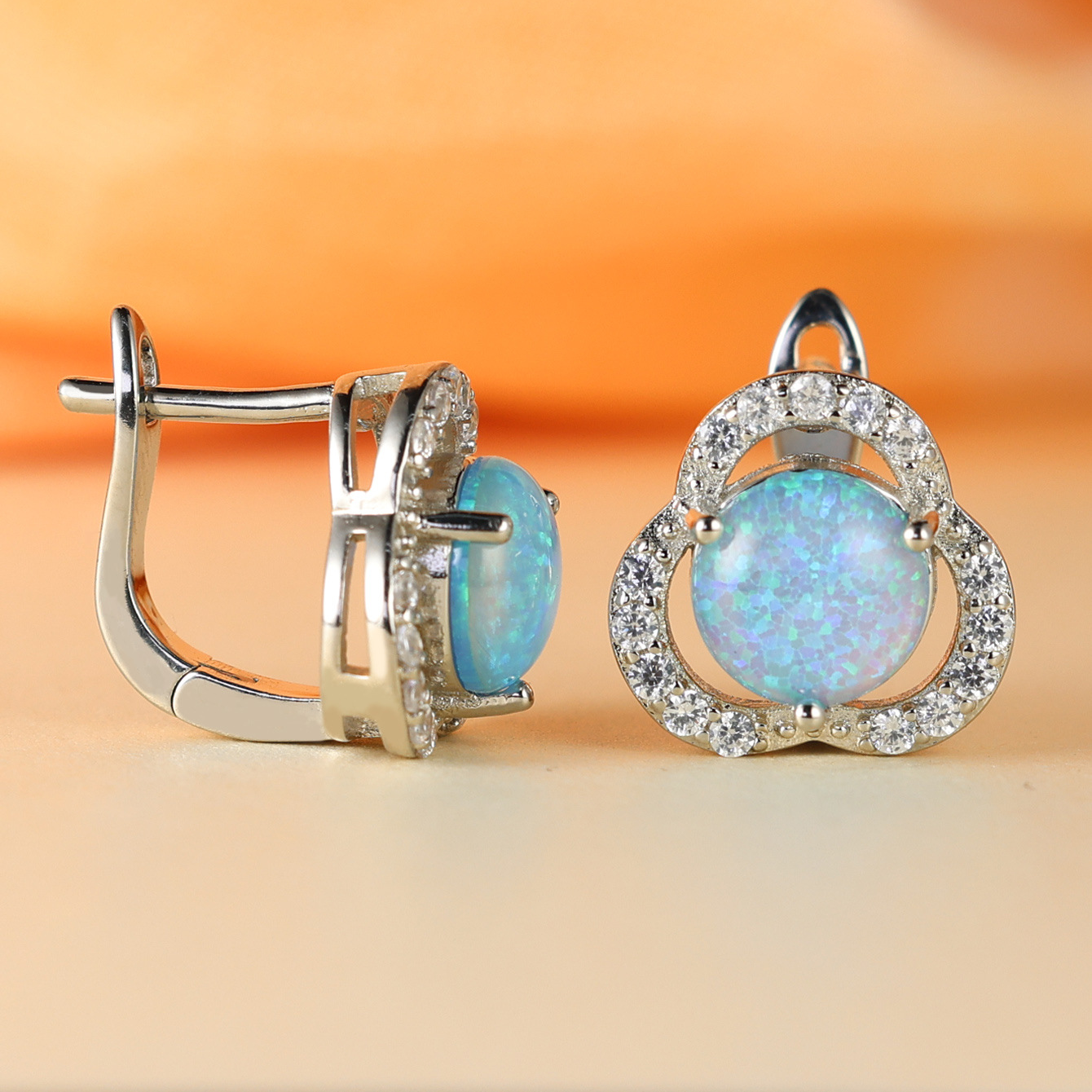 Opal Ohrringe mit Diamanten, Silber, rund, elegantes Schmuckdesign, Damenaccessoire.