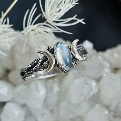 Silberring mit Mondstein und Mondsichel-Design auf Kristallen, handgefertigter Schmuck.