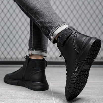 Schwarze Herren-Sneaker aus Leder, hohe Knöchel, lässiger Stil, Gitterhintergrund.
