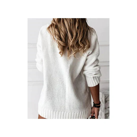Frau in weißem Strickpullover, Rückansicht, modisch, lässig, Herbstmode, Damenbekleidung.