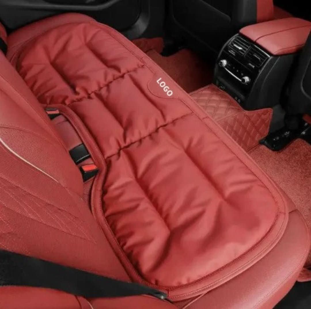 Rotes, ultra-komfortables Autositzkissen, rutschfest, für Rückbank, hochwertiges Material.