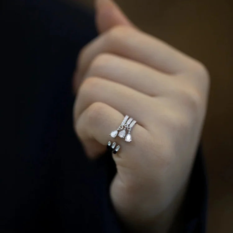Silberner Ring mit Diamanten, elegantes Design, Damenmode-Schmuck, Hand, Nahaufnahme.