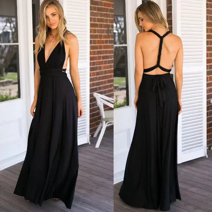 Frau in elegantem, schwarzem Abendkleid mit tiefem Rückenausschnitt auf Veranda.