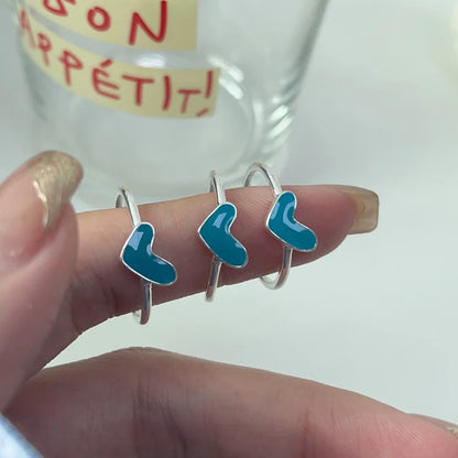 Silberringe mit blauen Herzanhängern, modischer Schmuck, Damenaccessoire, Geschenkidee.