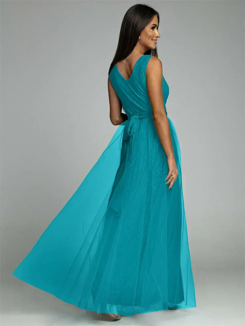 Frau in türkisfarbenem Abendkleid aus Tüll, ärmellos, elegant, bodenlang, Rückansicht.