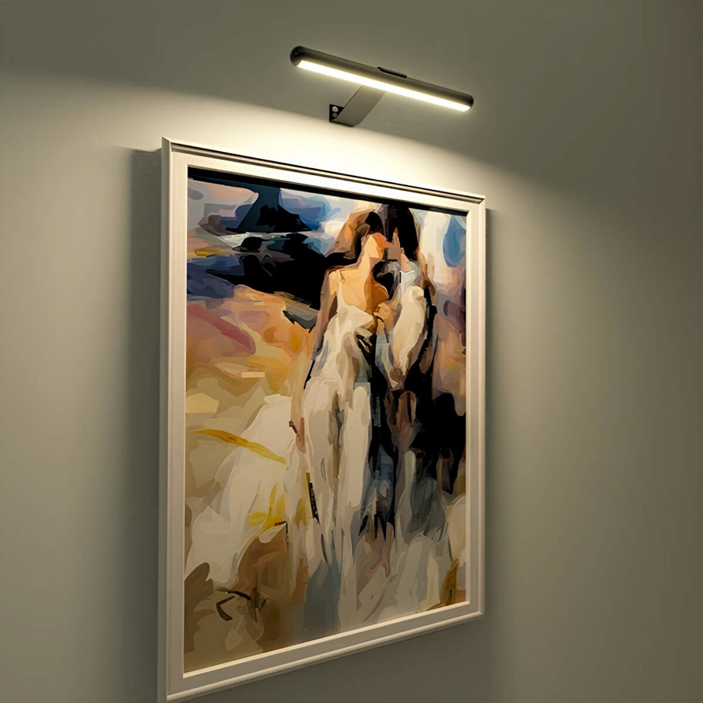 Gemälde mit abstraktem Motiv, beleuchtet von moderner LED-Bilderleuchte an der Wand.