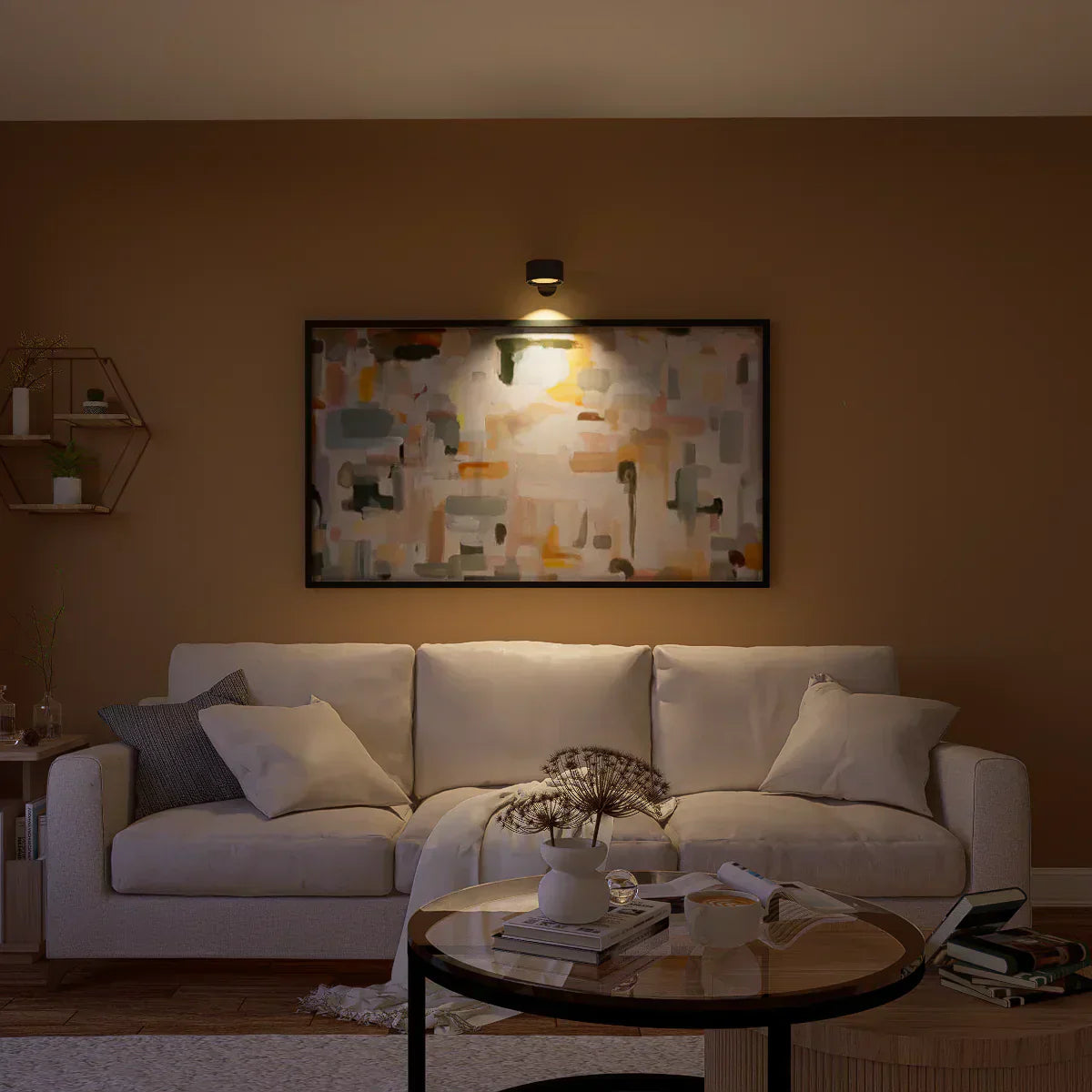 Moderne Wohnzimmer mit beigem Sofa, abstraktem Gemälde und stilvoller Beleuchtung.