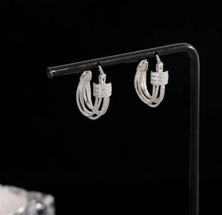Silberne Creolen Ohrringe mit Strass, elegantes Design, Schmuck für Damen, modisch, glänzend.