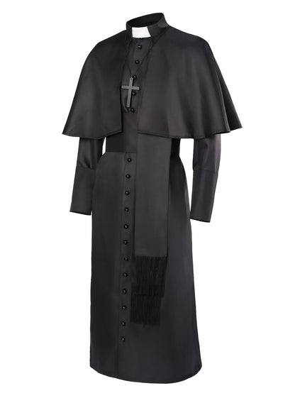 Svart prästdräkt med cape, kors och fransigt skärp, fotograferad snett framifrån mot vit bakgrund 2