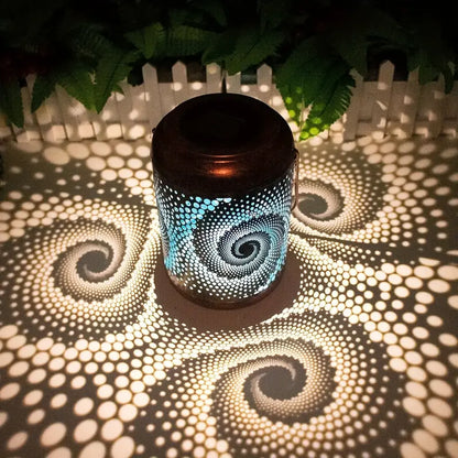 Solarbetriebene Laterne mit spiralförmigem Lichtmuster, dekorative Gartenbeleuchtung, Metall, schwarz.