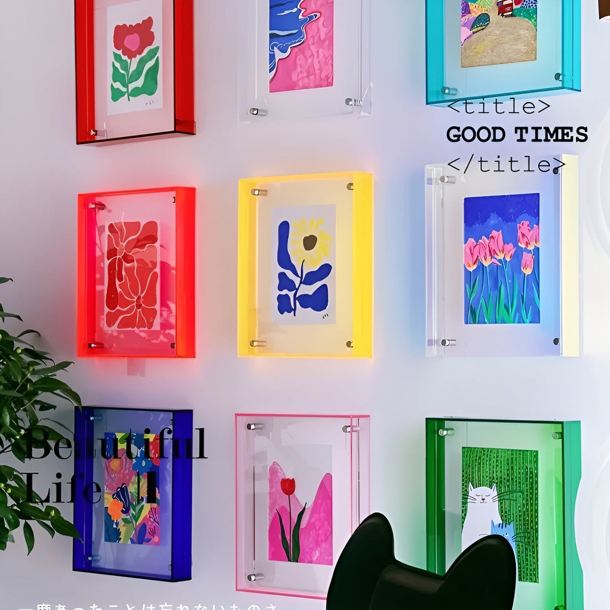 Närbild på akrylramar i rött, gult, blått, grönt och klart på vit vägg med blommotiv och silverfärgade fästen. 3