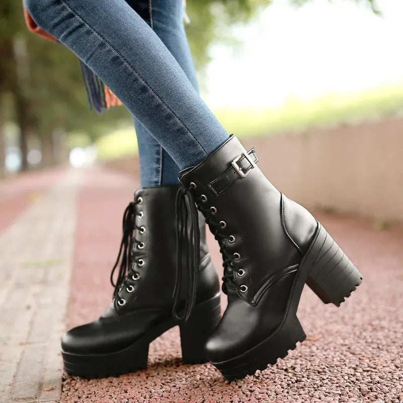 Schwarze Damenstiefel mit Plateauabsatz, Schnürung und Schnalle, modisch, robust, Herbstmode.
