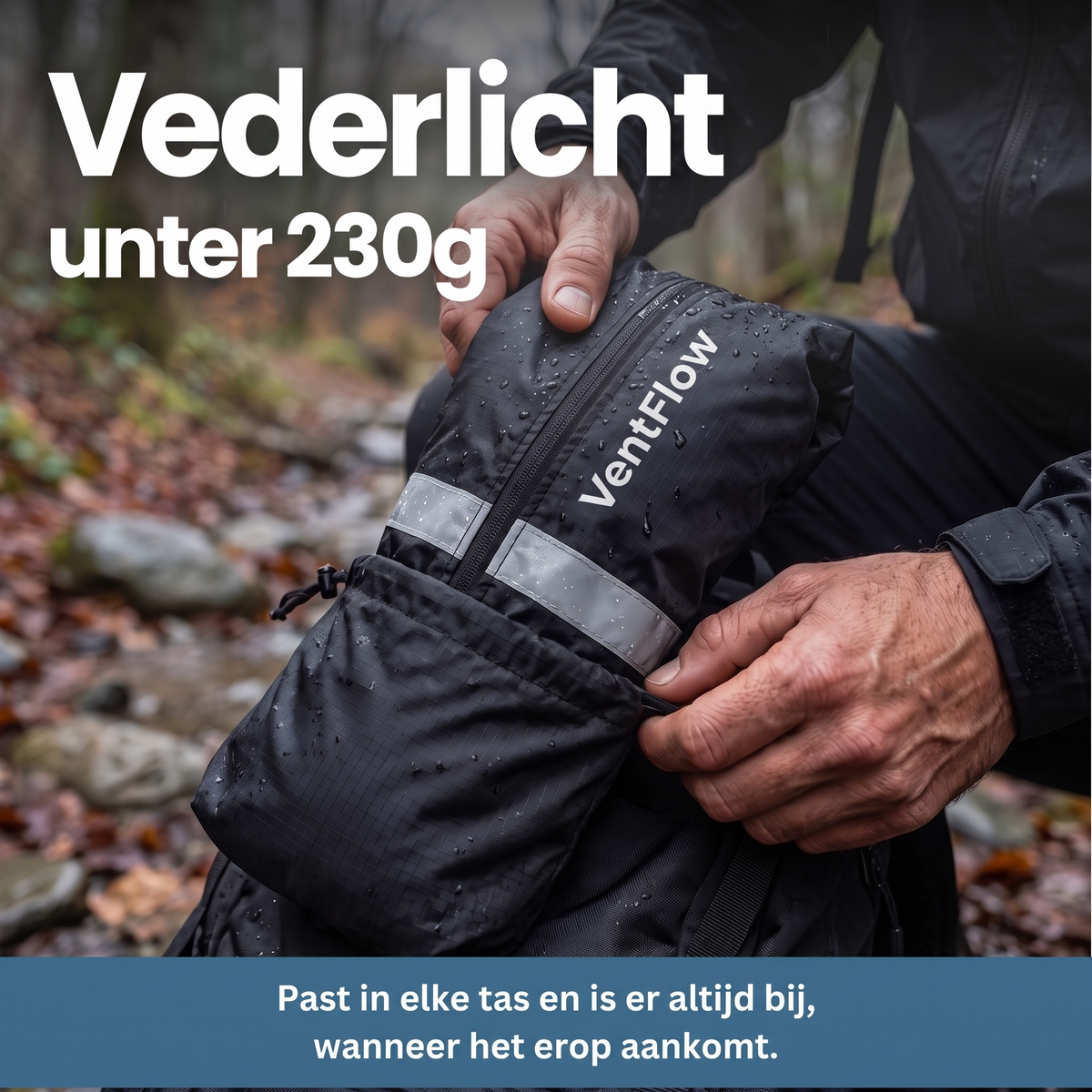 Händer stoppar ner den hoppackade svarta jackan med reflexband i en ryggsäck i regnig skog, texten betonar låg vikt. 10