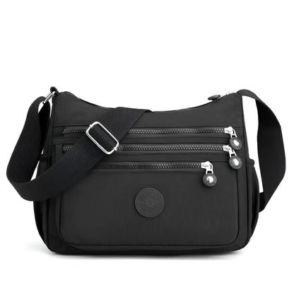 Schwarze Umhängetasche mit Reißverschlüssen, verstellbarem Gurt, Nylon, modisch, praktisch.