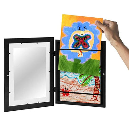 Svart ram uppfälld medan en hand drar upp en barnteckning av en fjäril ur facket, med fler teckningar och elastiska band under. 7