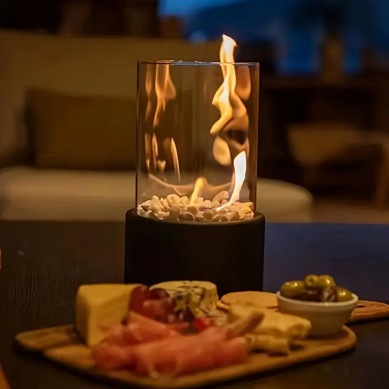 Tischkamin Glaszylinder mit Flamme, Dekoration, modernes Design, Wohnzimmer, gemütliche Atmosphäre.