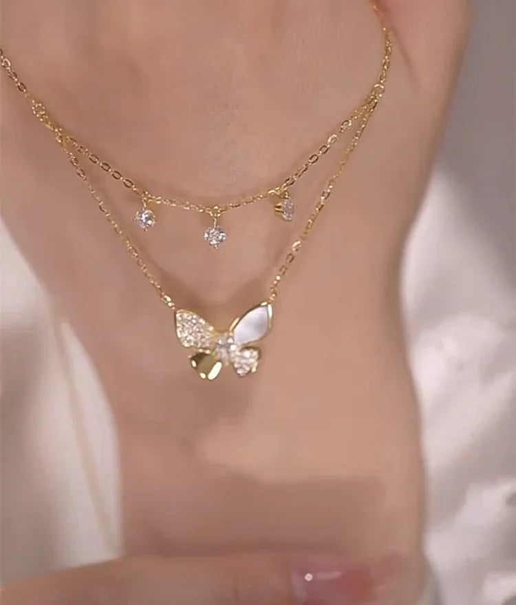 Goldene Schmetterlingskette mit Diamantanhängern, eleganter Schmuck für Damen.
