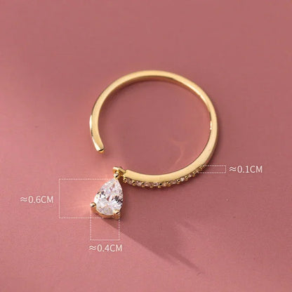 Goldener Nasenring mit tropfenförmigem Zirkonia-Anhänger, minimalistisch, elegant, Schmuck.
