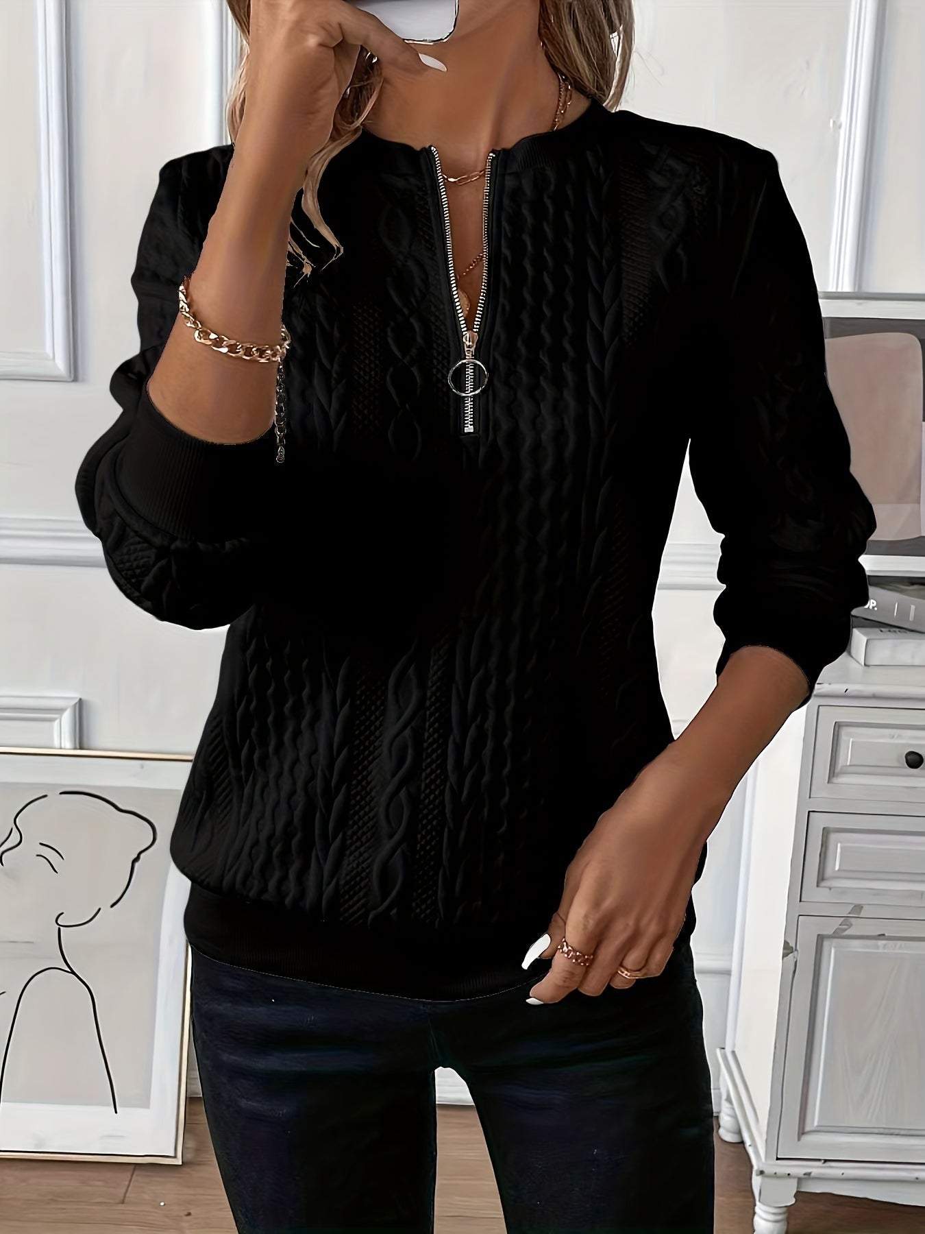 Frau in schwarzem Strickpullover mit Reißverschluss, modisch, elegant, Herbstmode, Innenraum.