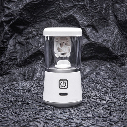 Tragbarer weißer Mini-Mixer mit USB-Ladefunktion auf schwarzem Hintergrund.