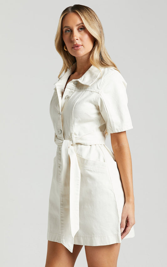 Ecru Denim-Kleid, kurzärmelig, Knopfleiste, Gürtel, Damenmode, lässig, elegant.