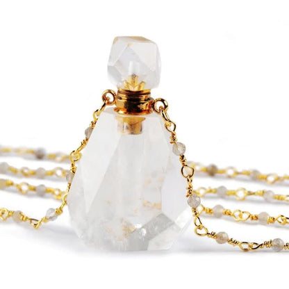 Kristall-Parfümflakon mit goldener Kette, facettiert, luxuriöses Design, elegantes Accessoire.