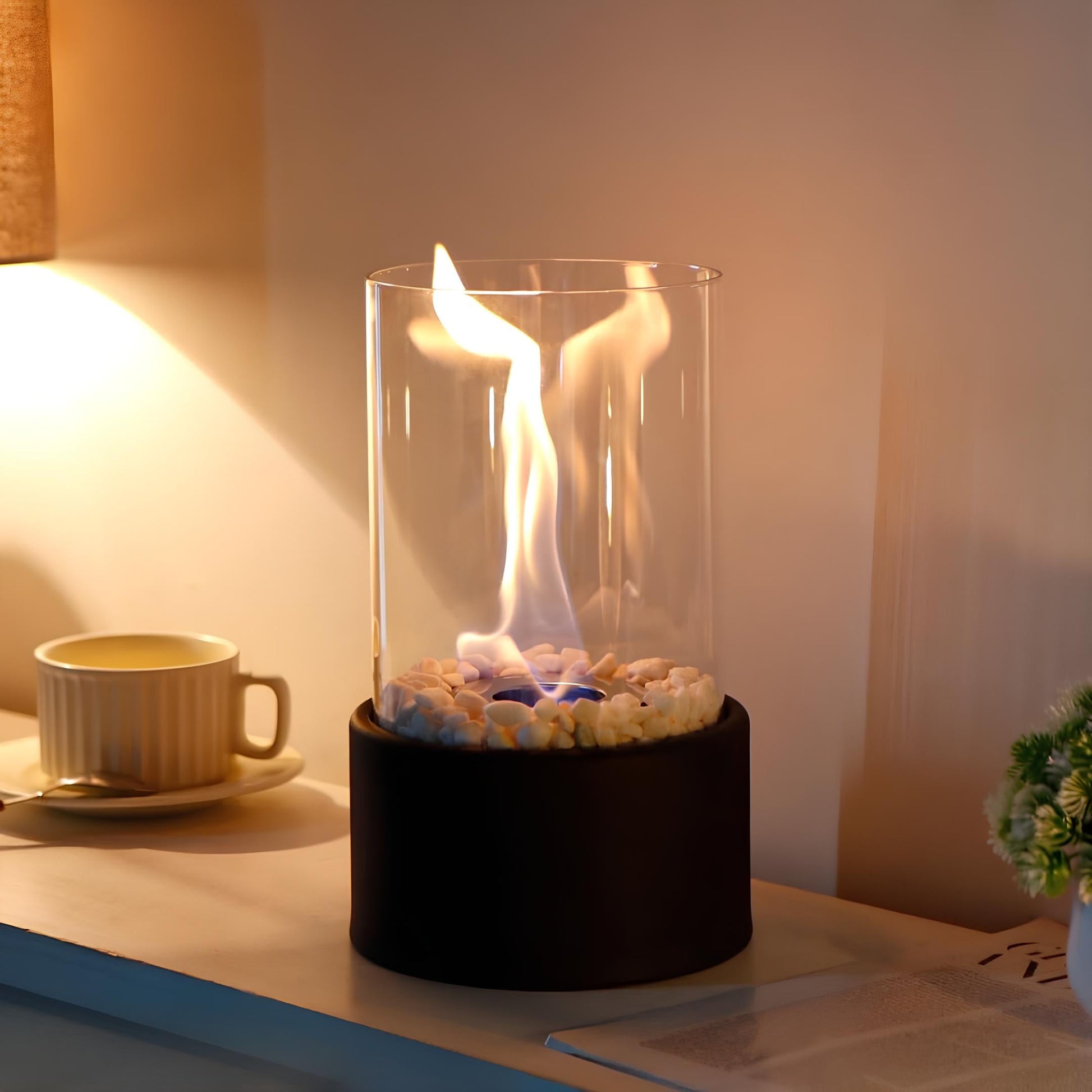 Tischkamin Glaszylinder mit Flamme, Dekosteine, modernes Design, Wohnzimmerdekoration.