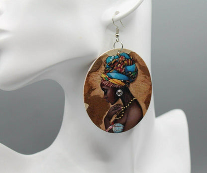 Holzohrring mit afrikanischem Frauenmotiv, bunte Kopfbedeckung, Modeschmuck, Damenaccessoire.