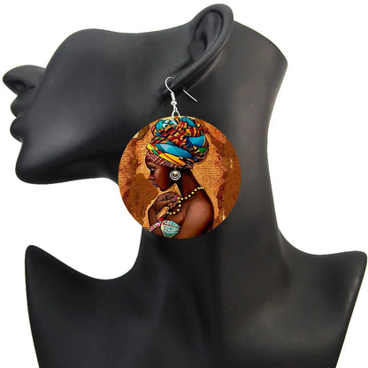 Holzohrring mit afrikanischem Frauenmotiv, buntes Design, Modeschmuck, handgefertigt.