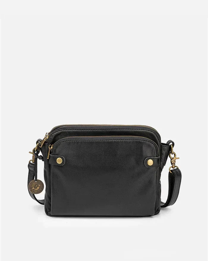 Schwarze Leder-Crossbody-Tasche mit goldenen Details, verstellbarem Riemen, Reißverschlüssen.