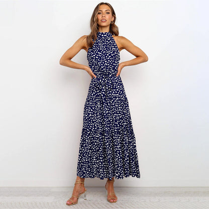 Frau in eleganter, langärmeliger, blauer Maxikleid mit weißen Punkten, modisch, stilvoll.