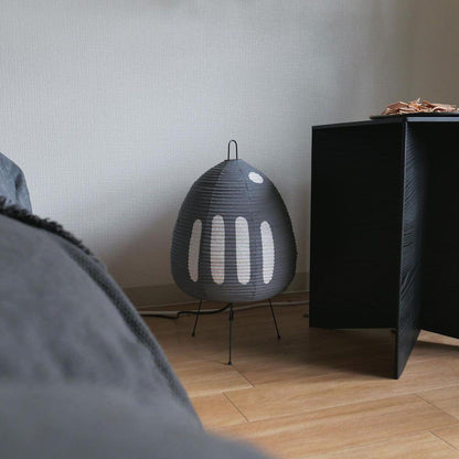 Schwarze Akari Tischlampe aus Papier, modernes Design, auf Holzfuß, Wohnzimmerbeleuchtung.