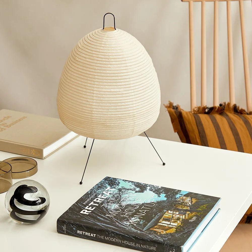 Akari Tischlampe aus Papier, weiß, auf modernem Tisch, dekoratives Design, Innenbeleuchtung.