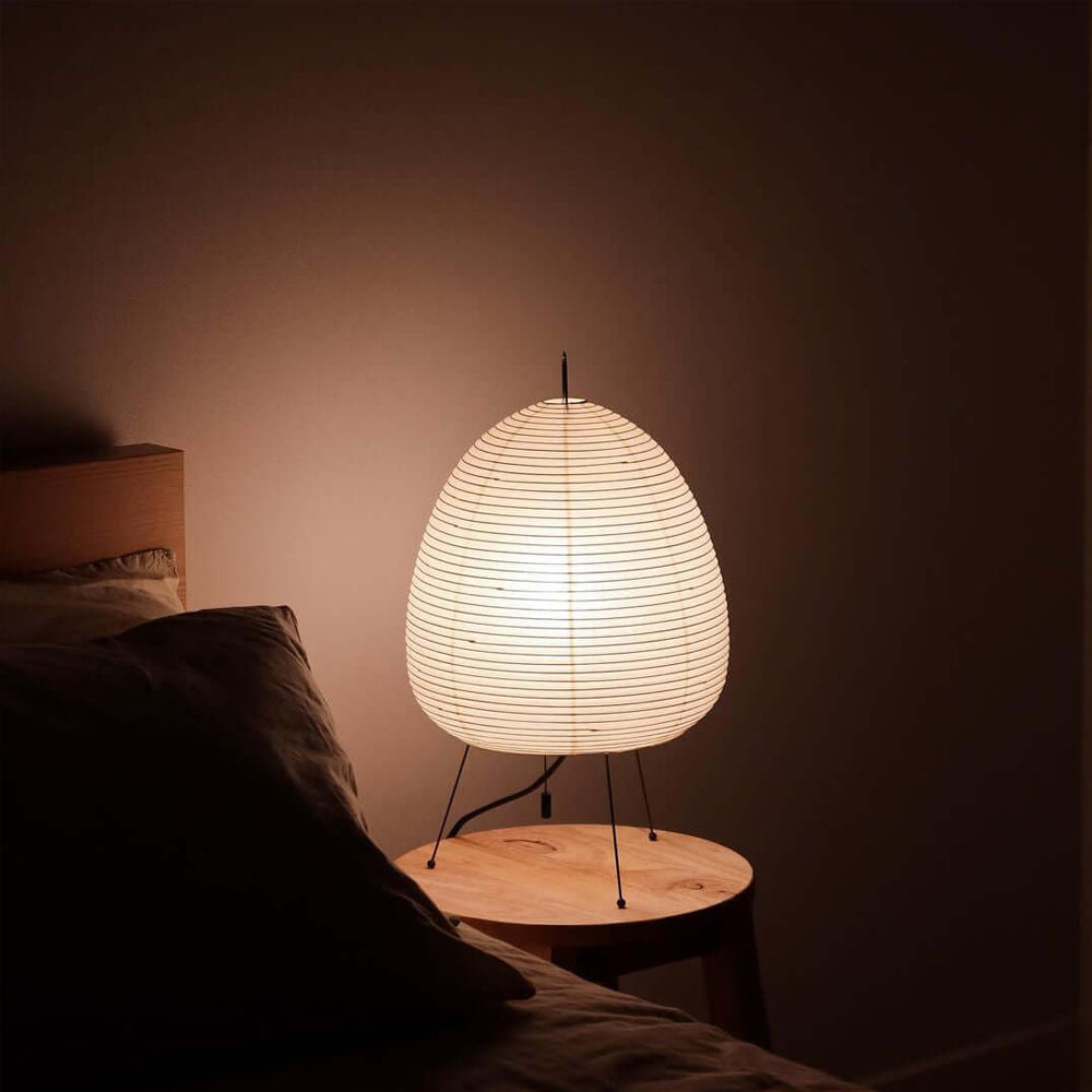 Akari Tischlampe, weiß, Papier, modernes Design, sanftes Licht, Nachttisch, Schlafzimmerbeleuchtung.