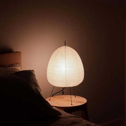 Akari Tischlampe, weiß, Papier, modernes Design, sanftes Licht, Nachttisch, Schlafzimmerbeleuchtung.