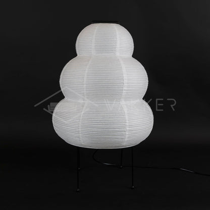 Weiße Akari 24N Tischlampe aus Papier, modernes Design, schwarzer Hintergrund.
