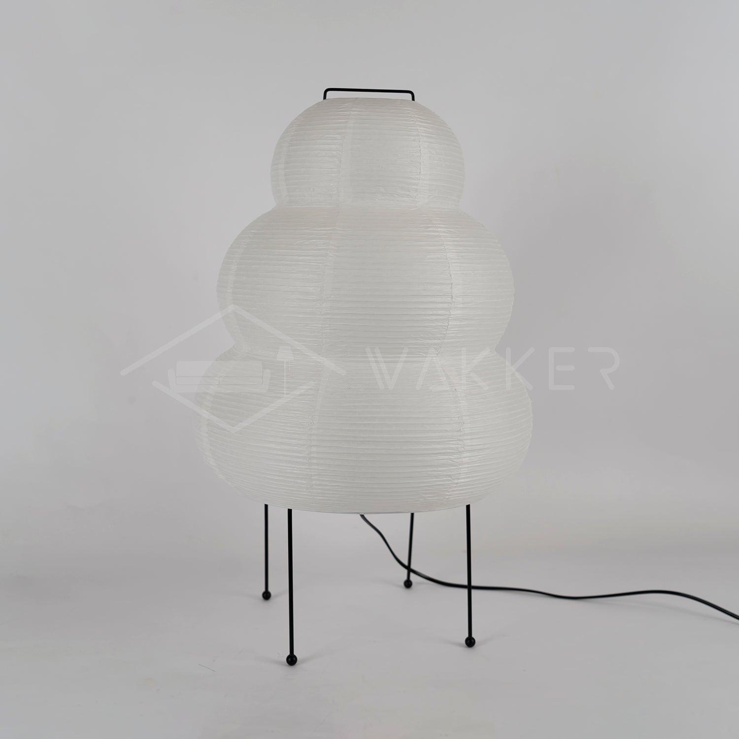 Weiße Akari 24N Tischlampe aus Papier, modernes Design, schwarzer Metallrahmen, minimalistisch.