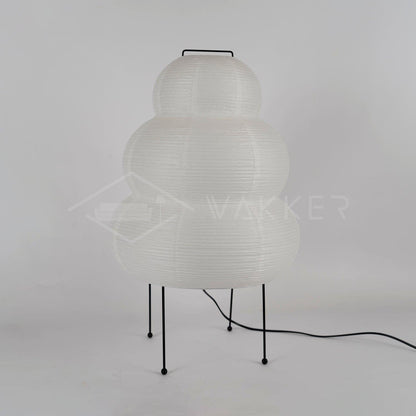 Weiße Akari 24N Tischlampe aus Papier, modernes Design, schwarzer Metallrahmen, minimalistisch.