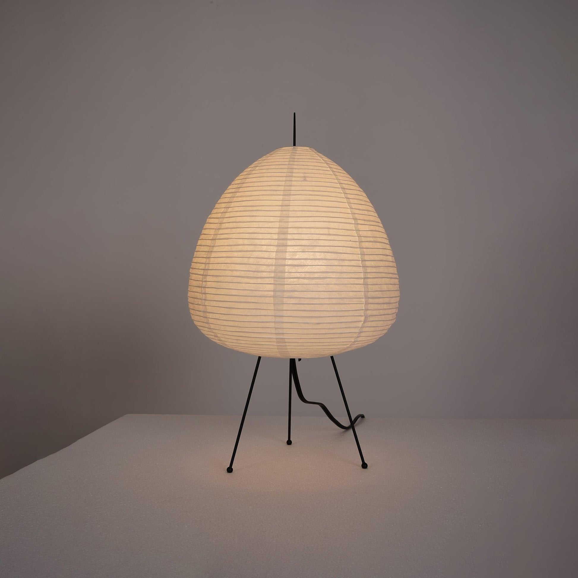 Akari Tischlampe 114, weiß, Papier, dreibeinig, modernes Design, Innenbeleuchtung.