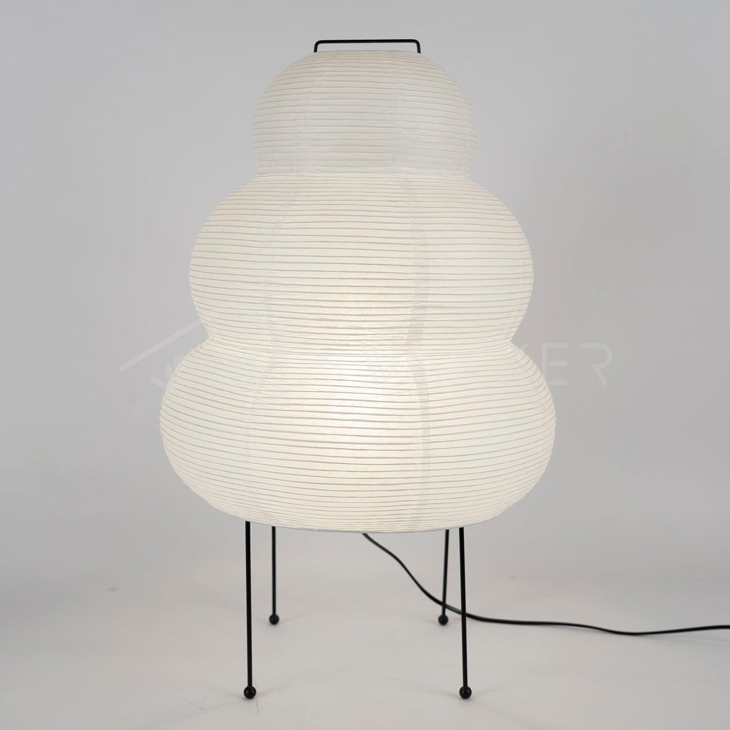 Weiße Akari 24N Tischlampe aus Papier, modernes Design, schwarzer Metallrahmen.
