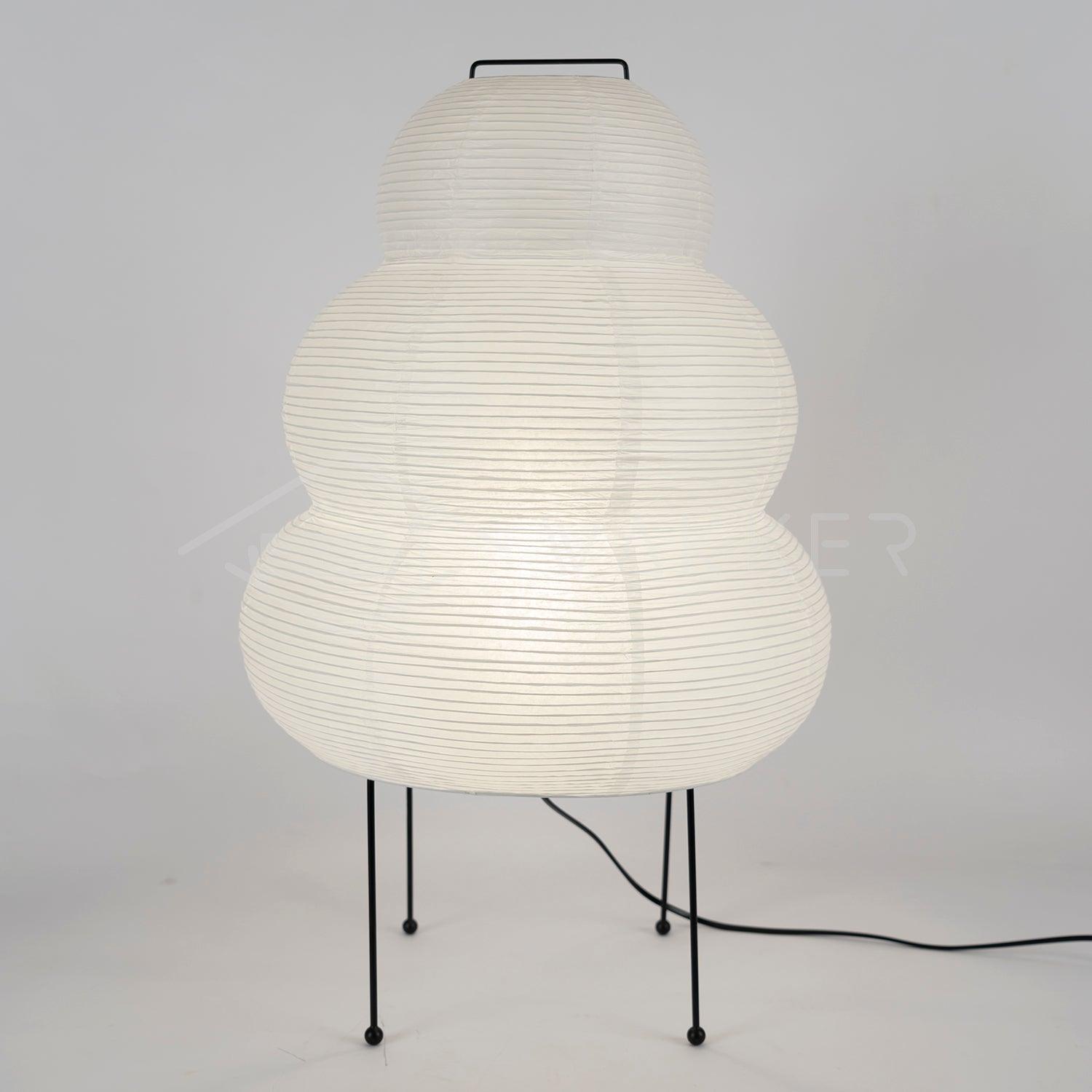 Weiße Akari 24N Tischlampe aus Papier, modernes Design, schwarzer Metallrahmen.
