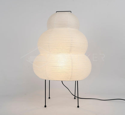 Weiße Akari 24N Tischlampe aus Papier, modernes Design, schwarzes Metallgestell.