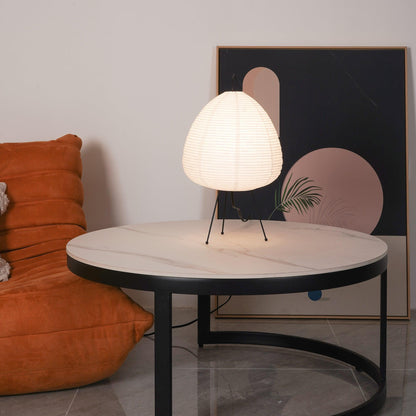 Akari Tischlampe, weiß, Papier, auf rundem Tisch, modernes Design, Wohnzimmerbeleuchtung.