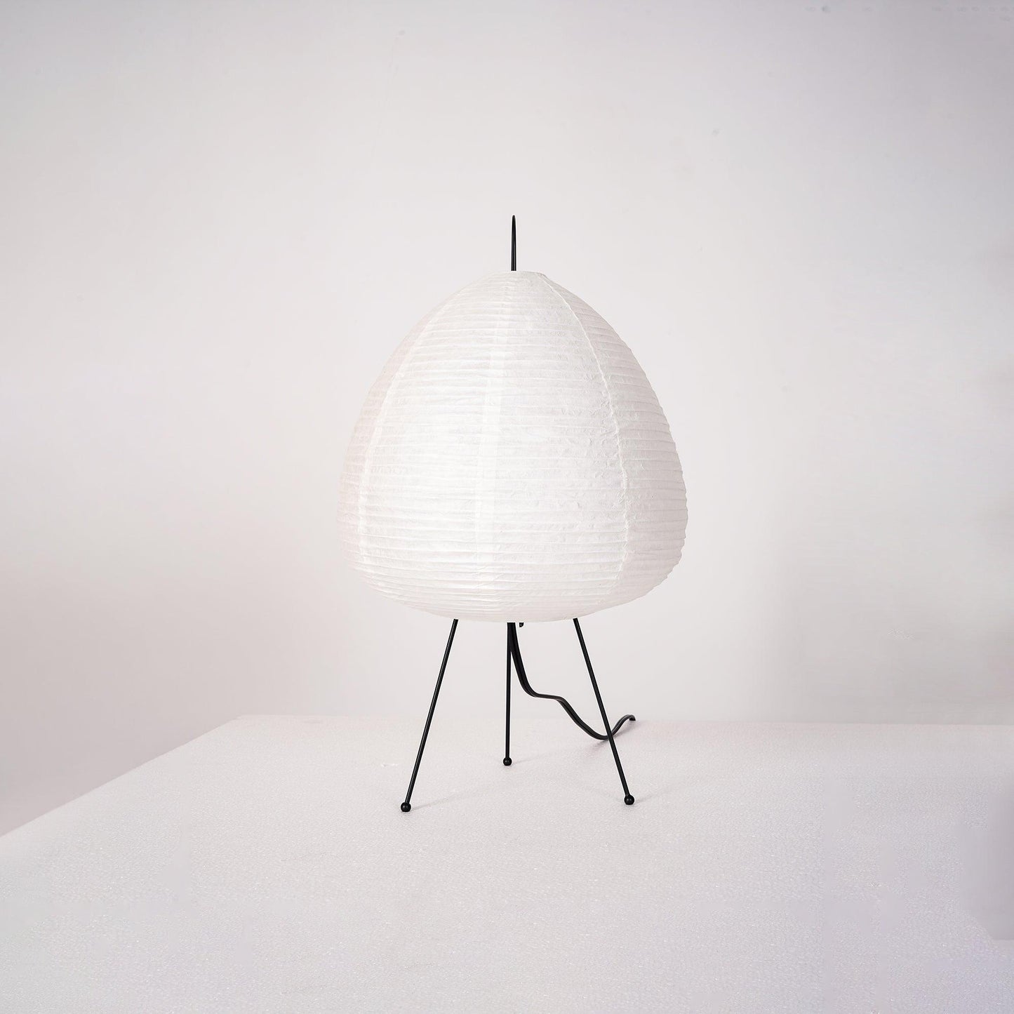 Weiße Akari Tischlampe mit schwarzem Metallgestell, modernes Design, Papierlampenschirm.