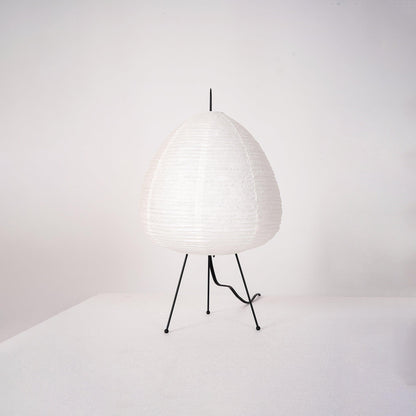 Weiße Akari Tischlampe mit schwarzem Metallgestell, modernes Design, Papierlampenschirm.