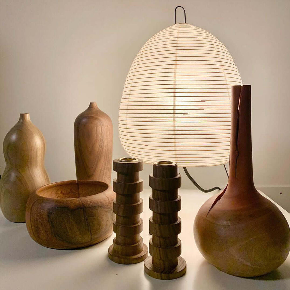 Akari Tischlampe mit Holzvasen und Kerzenhaltern, modernes Design, warmes Licht, Wohnzimmer-Deko.