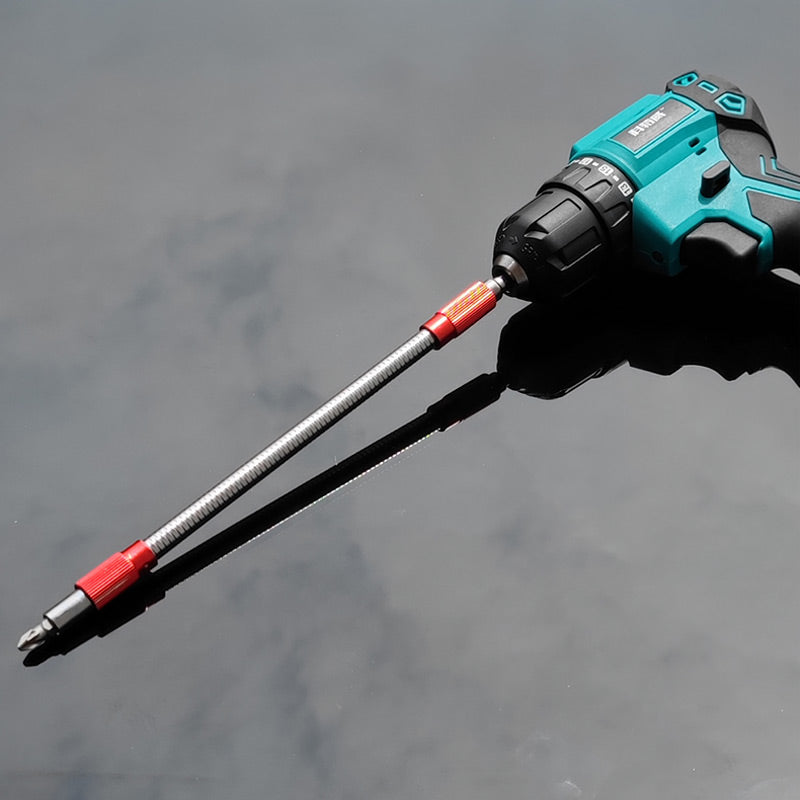 Akkuschrauber mit flexiblem Verlängerungsaufsatz, blau-schwarz, für schwer zugängliche Stellen.