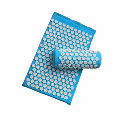 Blaue Akupressurmatte und Kissen mit weißen Massagepunkten für Entspannung und Schmerzlinderung.